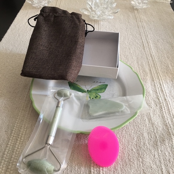 💫ANTI AGING💫 Jade Gua Sha dermal roller set - Picture 5 of 7